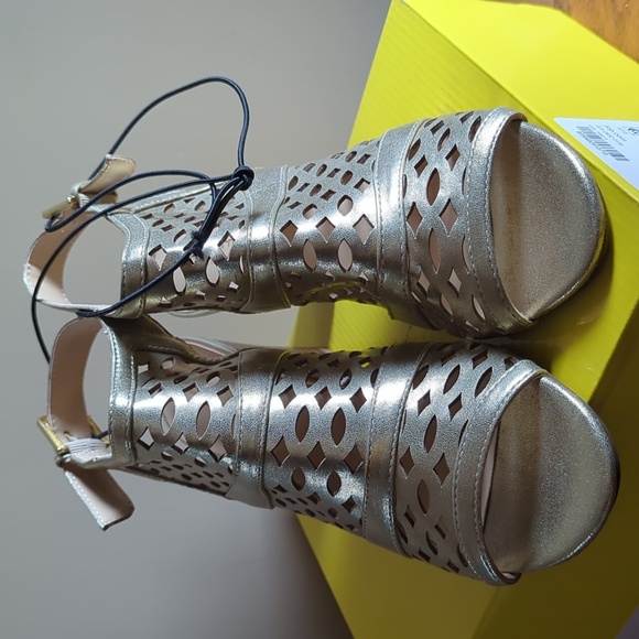 NIB Liz Claiborne Metallic Gold Heels - Picture 2 of 5
